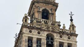 Estudian retirar las tres azucenas restantes de la Giralda para prevenir nuevas caídas