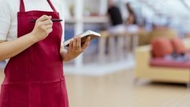 Una clienta escucha que otra chista e increpa a un camarero y su reacción es para ponerla como lección en los colegios