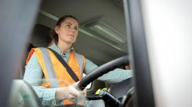 Sandra, de ingeniera en Venezuela a camionera en Valencia: "1.800-2.000 euros netos por 9 horas de trabajo en regional me parece justo"