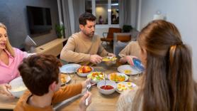 Las cenas familiares pueden reducir el riesgo de consumo de sustancias para muchos adolescentes