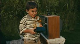 Ni es el pequeño detenido por el ICE ni le representa: quién es el niño al que Bad Bunny entrega el Grammy en la Super Bowl