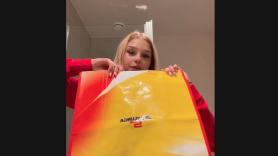 Sofía Val, patinadora sobre hielo española, enseña lo que les regalan a los deportistas en la villa olímpica: son tremendos y no son los únicos