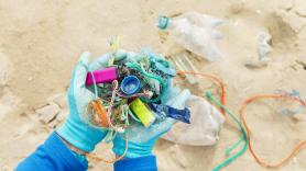 De Calpe al New York Times: los hermanos españoles que han unido a 7.000 pescadores para transformar la basura marina en muebles de diseño