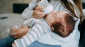 Cinco bebés fueron hospitalizados en España por una toxina tras beber leche de fórmula