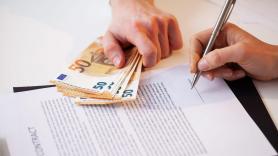 Encuentra 23.000 euros en una parada de autobús, los devuelve y le recompensan con menos de 20 euros: "Mi hijo me dijo enseguida que había que devolver el dinero"