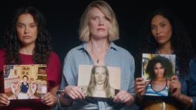 "Apoyadnos": las supervivientes de Epstein aparecen por sorpresa en la Super Bowl para reclamar justicia