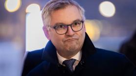 Bruselas avisa a España por la regularización masiva de inmigrantes: "Un permiso de residencia no es un cheque en blanco"