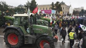 Una tractorada "fúnebre" de 2.500 agricultores clama en Madrid contra el pacto con Mercosur