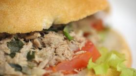 Ni mayonesa ni tomate frito: el secreto del mejor bocata de atún está en la "pastufla" según Mikel López Iturriaga