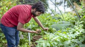 Carlo, agricultor (35), planta su tractor en plena ciudad para vender sus propias patatas: "Es la única manera de intentar sobrevivir"