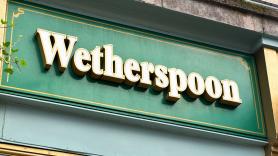 En España ha abierto un bar que llama y mucho la atención a los británicos: "Fui la primera en la cola"