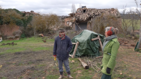 Una pareja holandesa resucita un pueblo de la España vaciada que lleva 45 años abandonado: "Tenemos nuestra propia red eléctrica y filtramos agua del río"