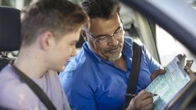 Pillan en un control sorpresa a un profesor de autoescuela dando clase sin carné de conducir válido
