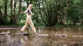 El puente bajo el agua de 200 metros por el que cruzan unas 800 personas al día sin mojarse