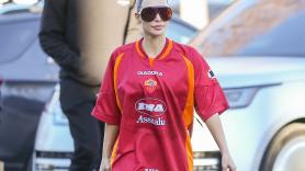 De Kim Kardashian a Timothée Chalamet: por qué las camisetas de fútbol 'vintage' son el último objeto de deseo de moda