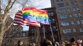 La bandera LGTBIQ+ vuelve a ondear en Stonewall y desafía a la Administración Trump