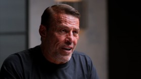 Tony Robbins, experto en crecimiento personal: "El gran error de la gente es que se comporta como consumidora, no como propietaria"