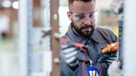 "Trabajan 14 horas y no llegan a fin de mes": varios electricistas denuncian la precariedad oculta tras el 'boom' de los oficios