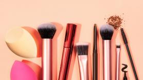 ¿Es mejor usar brocha o esponja para aplicar la base de maquillaje? Una experta responde