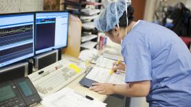 El 'sueño americano' a los 76 años: con medio pulmón y un marcapasos, conduce un Uber cada noche porque la sanidad privada le arruinó