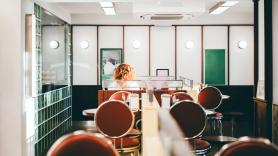 Despiden a un camarero "por 5 euros" dándole de baja de la Seguridad Social sin previo aviso: "Me he callado muchísimas cosas y lo saben de sobra"