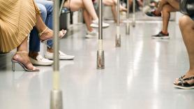 Buscan a un joven que pide lamer zapatos a cambio de dinero: actúa en el transporte público y asegura que es un "reto"