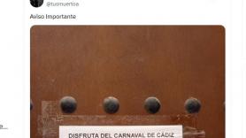 Un vecino de Cádiz cuelga este cartel en la puerta de su casa para evitar que orinen en ella: es toda una maravilla