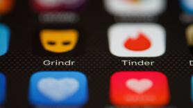 El mercado laboral está tan roto que los jóvenes buscan empleo en Grindr y Tinder: "Aquí no hay lugar para la vergüenza"
