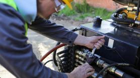 Ángel, jubilado, pasa de tener una pensión de 850 euros a ganar 3.500 euros invirtiendo en una excavadora: "No daba para el alquiler de la casa"