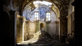 Mariane, 26 años, compra un castillo abandonado por 870.000 euros con su abuela, de 81: "Tuvimos que esperar 9 meses para recibir las llaves"