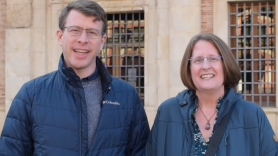 Heather, estadounidense afincada en Córdoba, defiende el horario de las tiendas españolas frente al hiperconsumismo americano: "Me encanta la idea de que los negocios cierren"