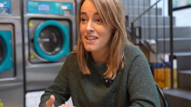 Marta, dueña de un bar-lavandería que factura 24.000 euros al mes: "Nos viene desde la abuelita en camisón hasta el hipster con las gafas redondas"