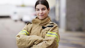 Una mujer bombero ayuda a una joven a dar a la luz 20 años después de asistirla en su propio parto