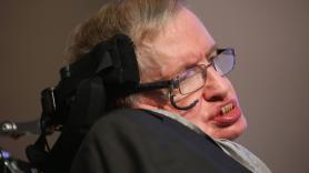 Stephen Hawking, científico: "Acuérdate de mirar las estrellas y no a tus pies"