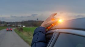 Confirmado por la Guardia Civil: la falta de este recambio a pesar de llevar la baliza V-16 acarrea multas de 200 euros