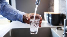 Peter, 59 años, lleva 30 bebiendo únicamente agua: "Nunca he sentido que me haya perdido nada"