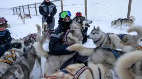 Anita y su pareja viajan por el mundo con 18 huskies: "Tenemos a todos en casa, son muy amigos"