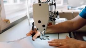 Débora busca desesperada costureras para su empresa: "No hemos encontrado ninguna en 10 años"