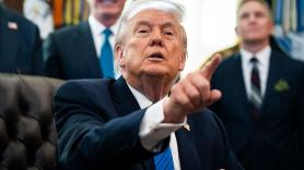 Trump amenaza con recurrir a "alternativas muy poderosas" y anuncia un nuevo arancel global del 10% en respuesta al veto del Supremo a sus aranceles