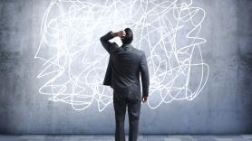 Por qué te paraliza tomar decisiones vitales: el fallo no es tuyo, es de un sistema "que no está hecho para prosperar"