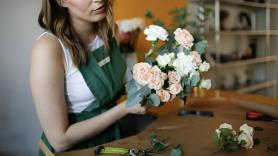 Clara, florista, se marcha de Madrid para emprender en un pueblo de Soria: "Es calidad de vida"