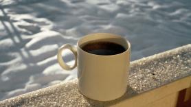 Tiene 83 años y duerme en el jardín bajo la nieve: "Si estoy dentro de casa, me siento encerrada; fuera me siento libre"