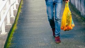 "Si lo llego a saber, no compro": la rebelión vecinal en el barrio 'eco' donde no puedes ni descargar la compra