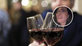 Va a cenar un restaurante, le ponen una copa de vino y le suelta esto al camarero: "No le ha hecho ni puta gracia"