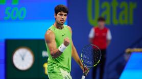 Alcaraz reacciona muy a su estilo al ver el cartel que le había llevado un aficionado