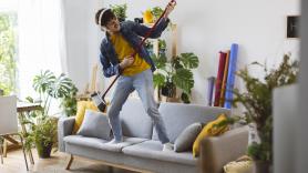 Si eres de los que solo limpia cuando tiene visita: la psicología dice que no es pereza, sino un rasgo de supervivencia social