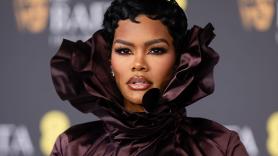 Del tanga de pedrería a la gabardina escultural: los imponentes 'looks' de Teyana Taylor en la temporada premios