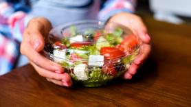 Una familia pide que le pongan en un táper la comida que les ha sobrado en un restaurante y lo que hacen cuatro horas después no tiene precedentes