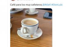 Un bar triunfa con la placa que tiene puesta en una mesa para homenajear a Luis Aragonés