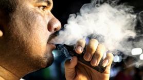 Científicos denuncian la desinformación médica dirigida a fumadores: "Les confunden sobre los riesgos, vapear es menos perjudicial"